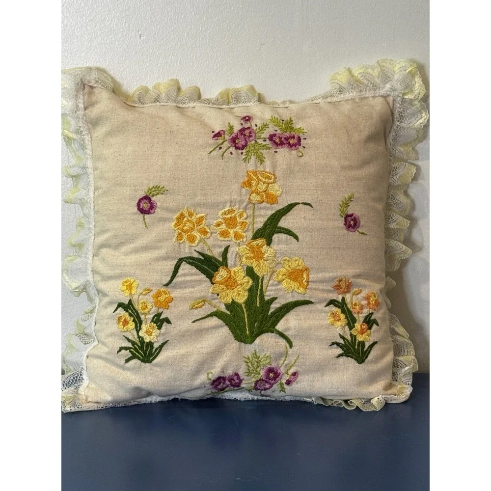 Vintage‎ Crewel Embroidered Floral Throw Pillow Lace Cottagecore